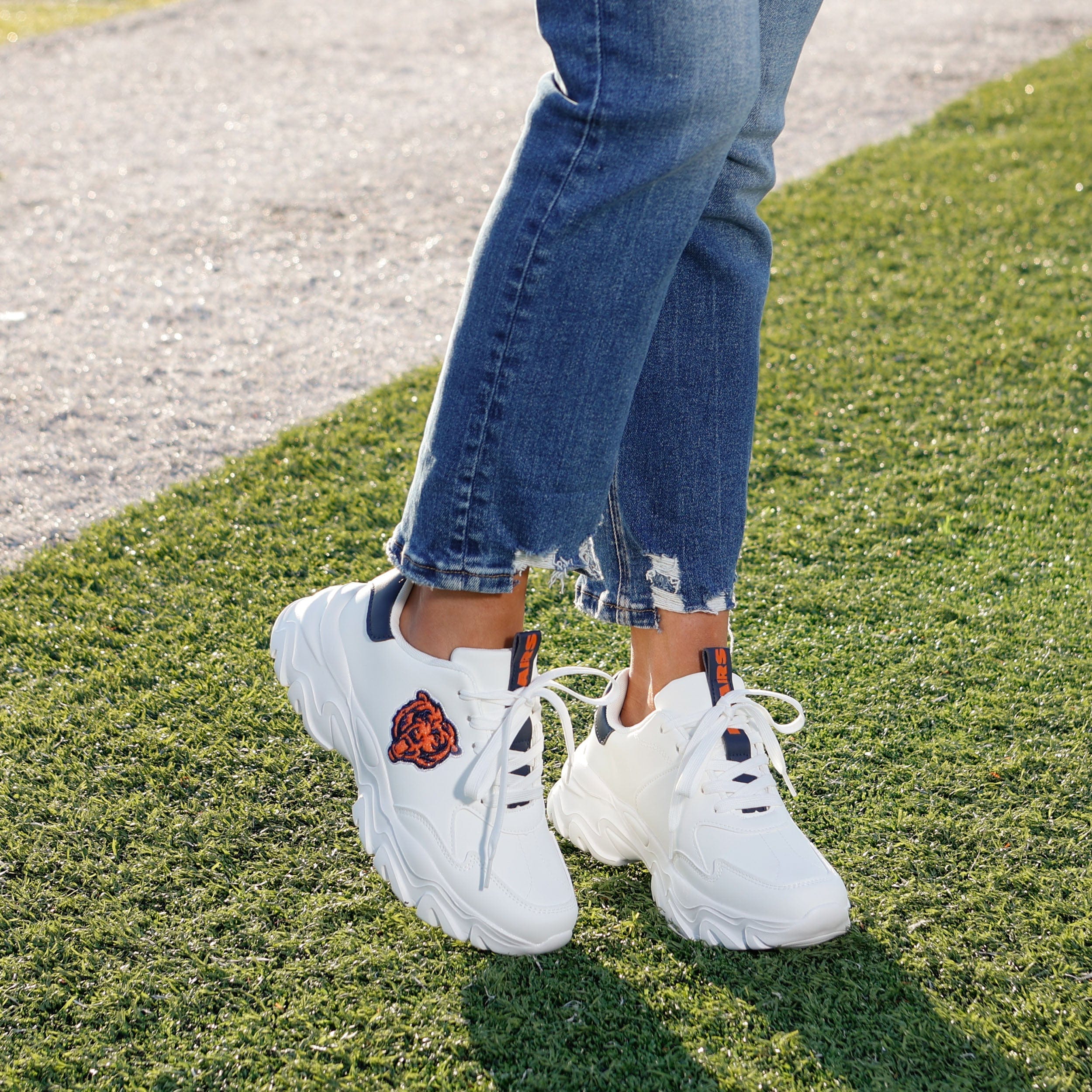 Chicago Bears NFL Womens Glitter Big Logo Vintage White Chunky Sneaker - Image 3