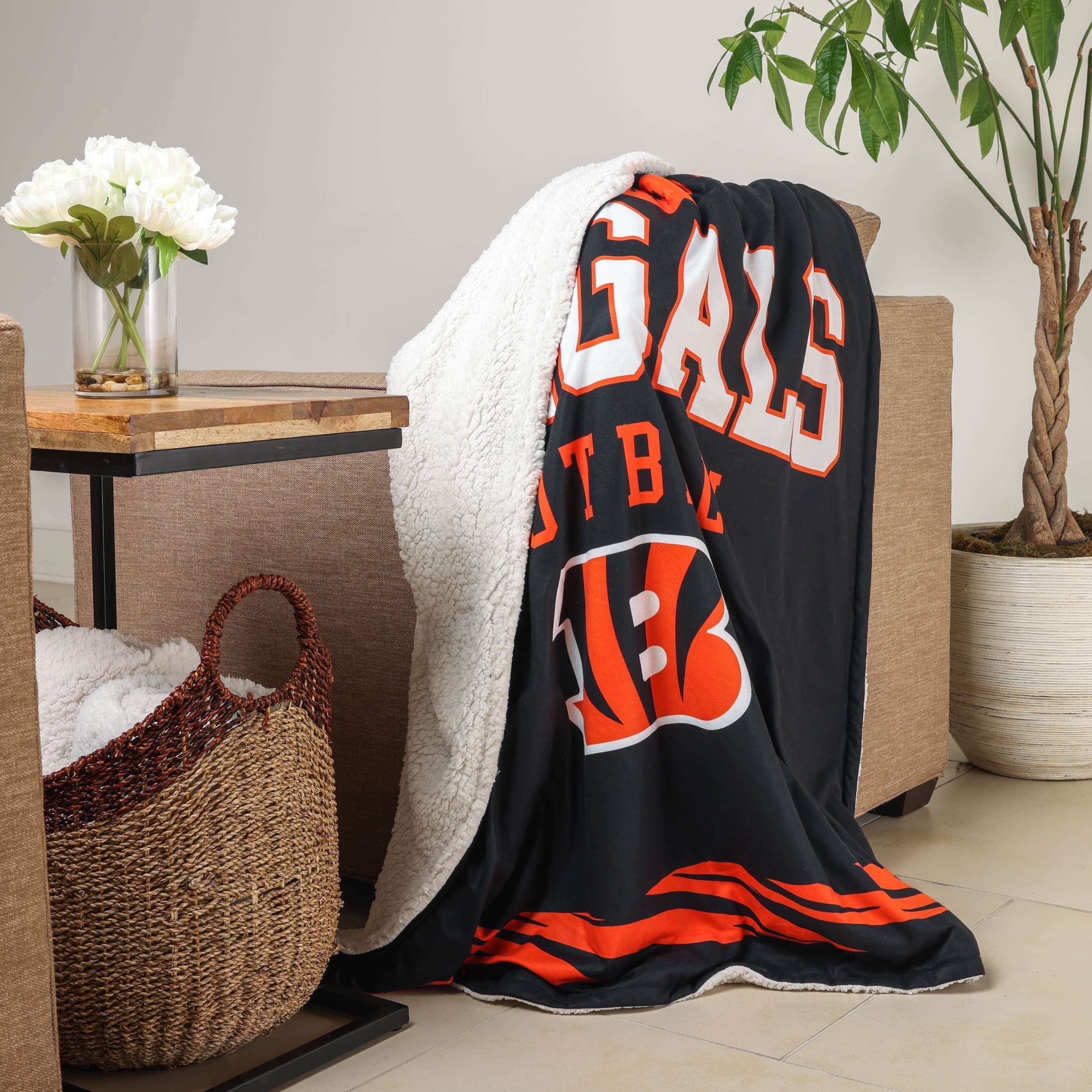 Cincinnati Bengals NFL Team Property Sherpa Plush Throw Blanket - Image 2
