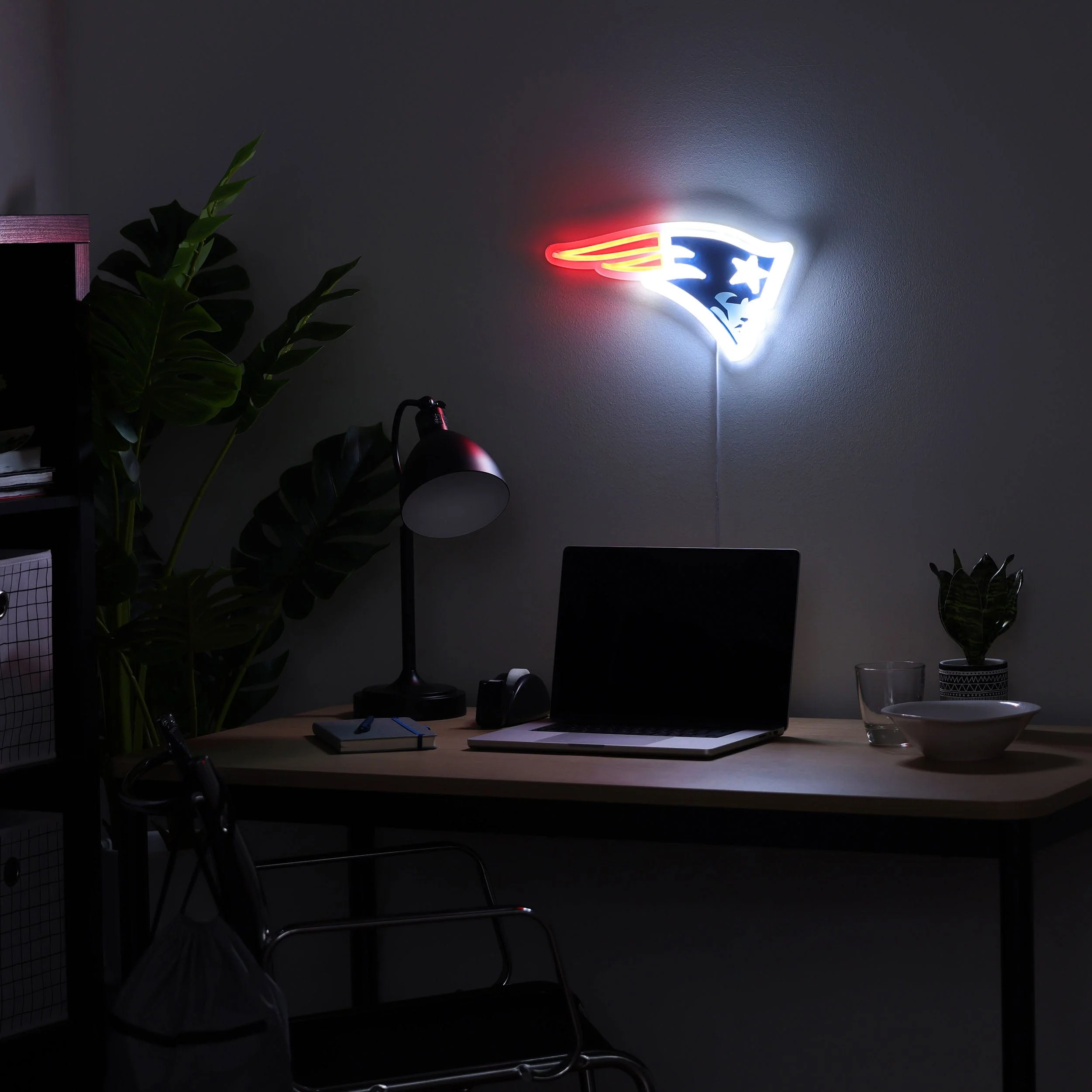 New England Patriots NFL LED Neon Light Up Team Logo Sign - Image 3