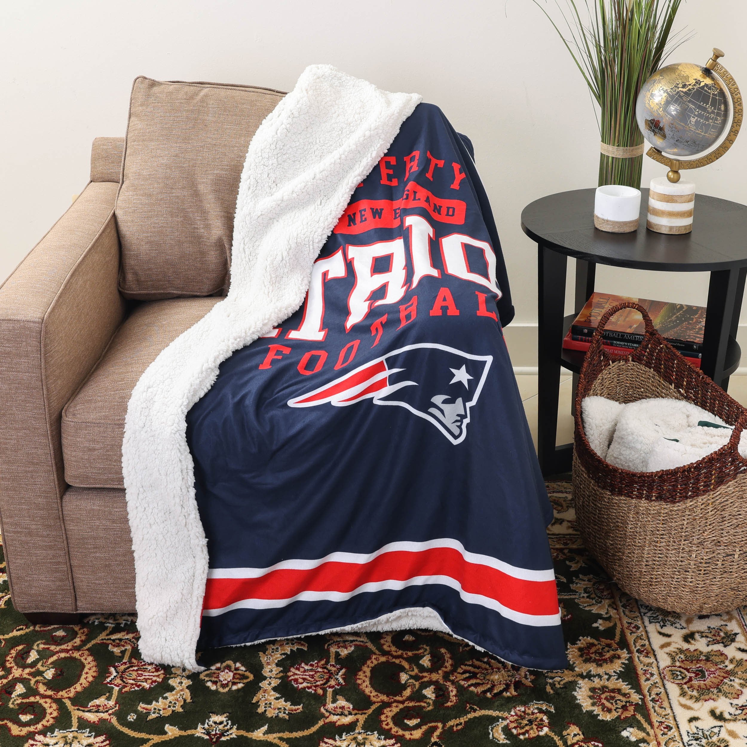 New England Patriots NFL Team Property Sherpa Plush Throw Blanket - Image 2