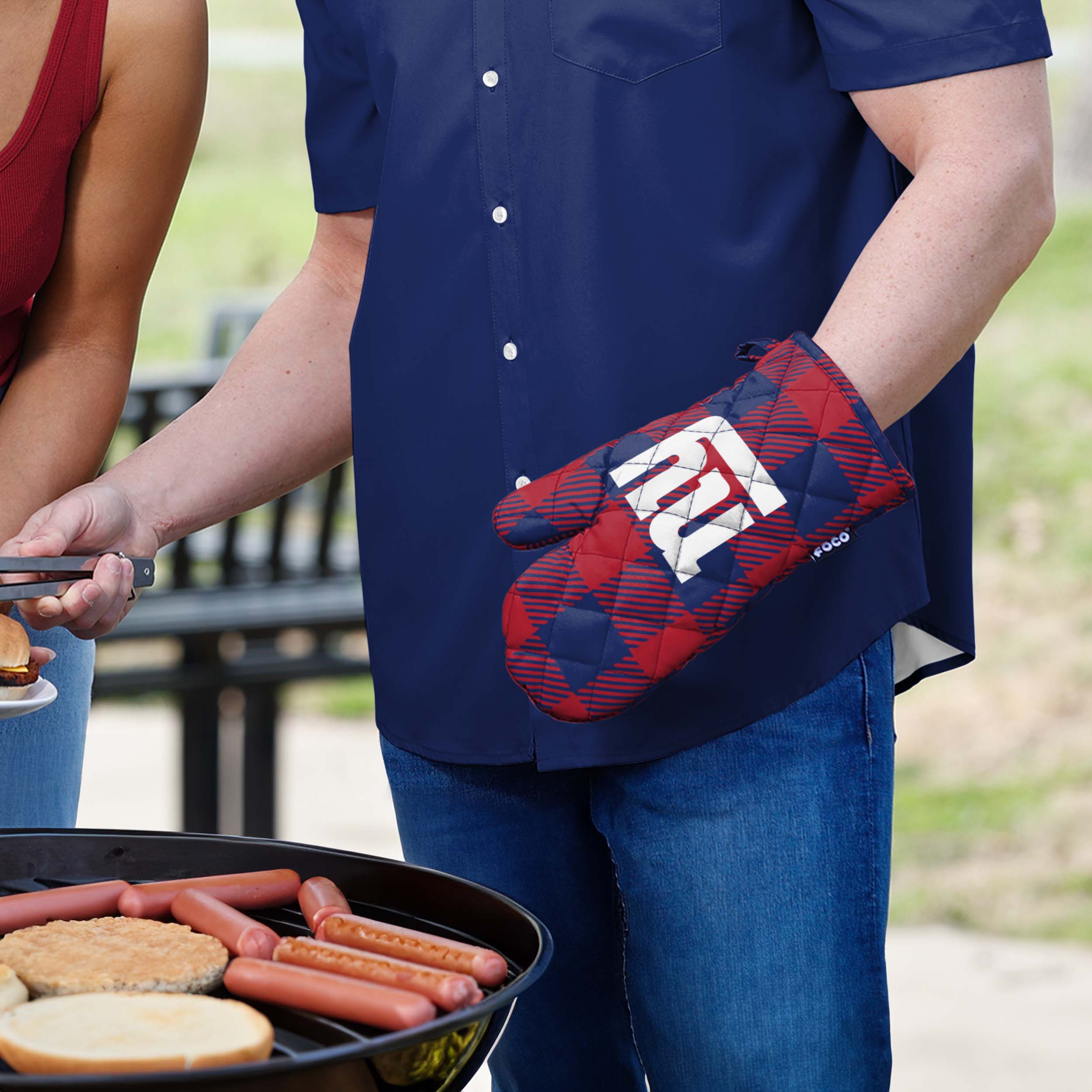 New York Giants NFL Plaid Oven Mitt - Image 3