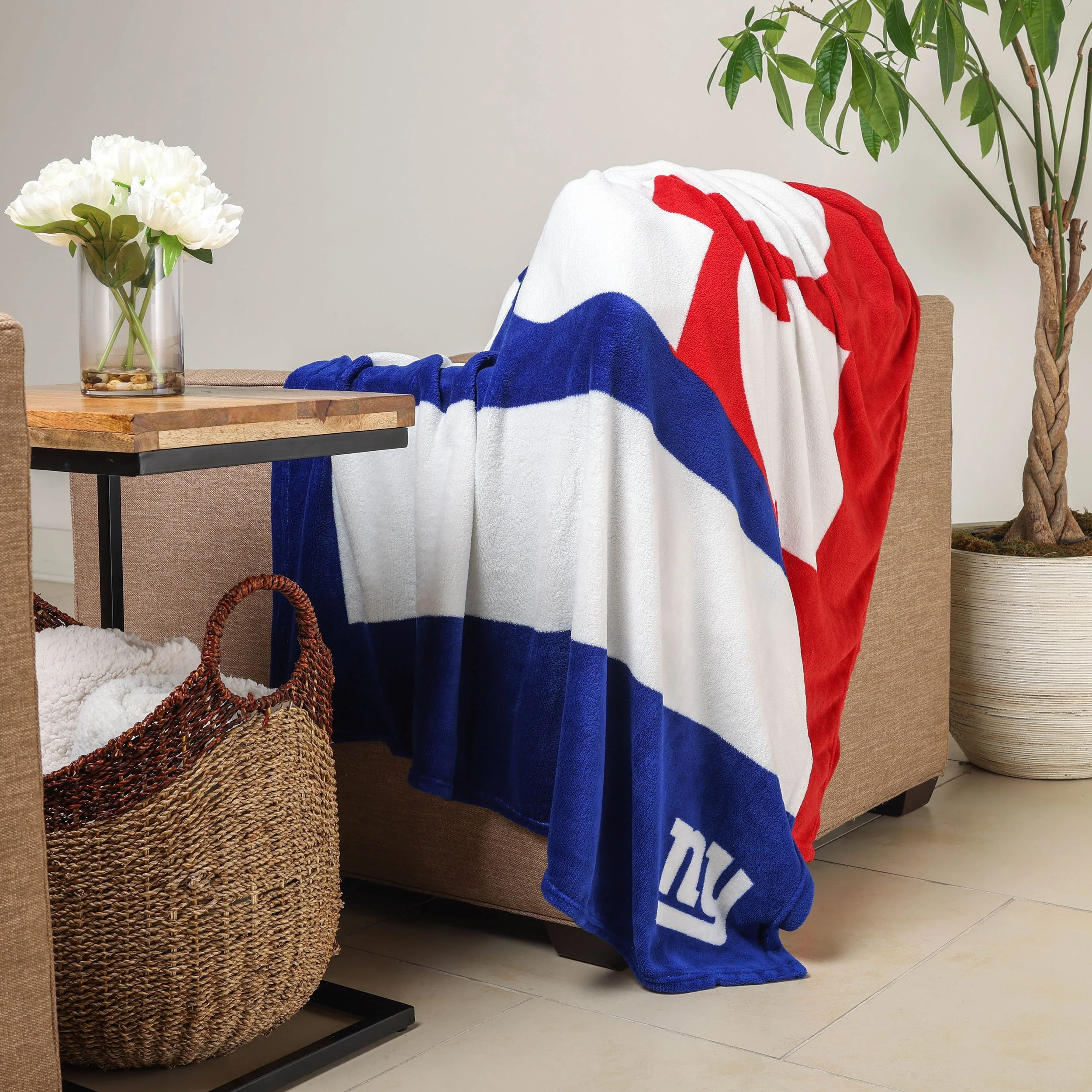 New York Giants NFL Supreme Slumber Plush Throw Blanket - Image 2