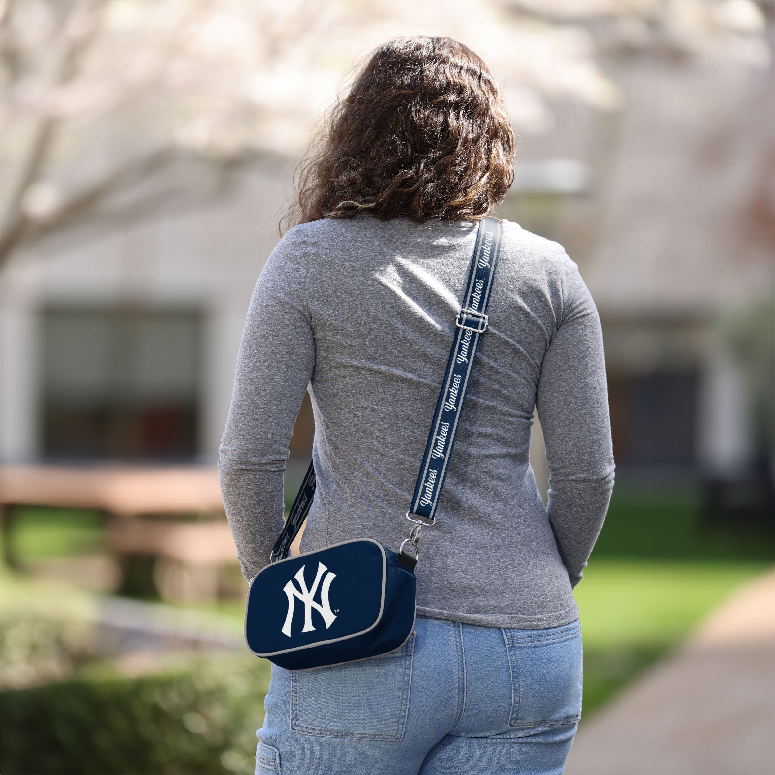 New York Yankees MLB Team Logo Crossbody Bag - Image 3