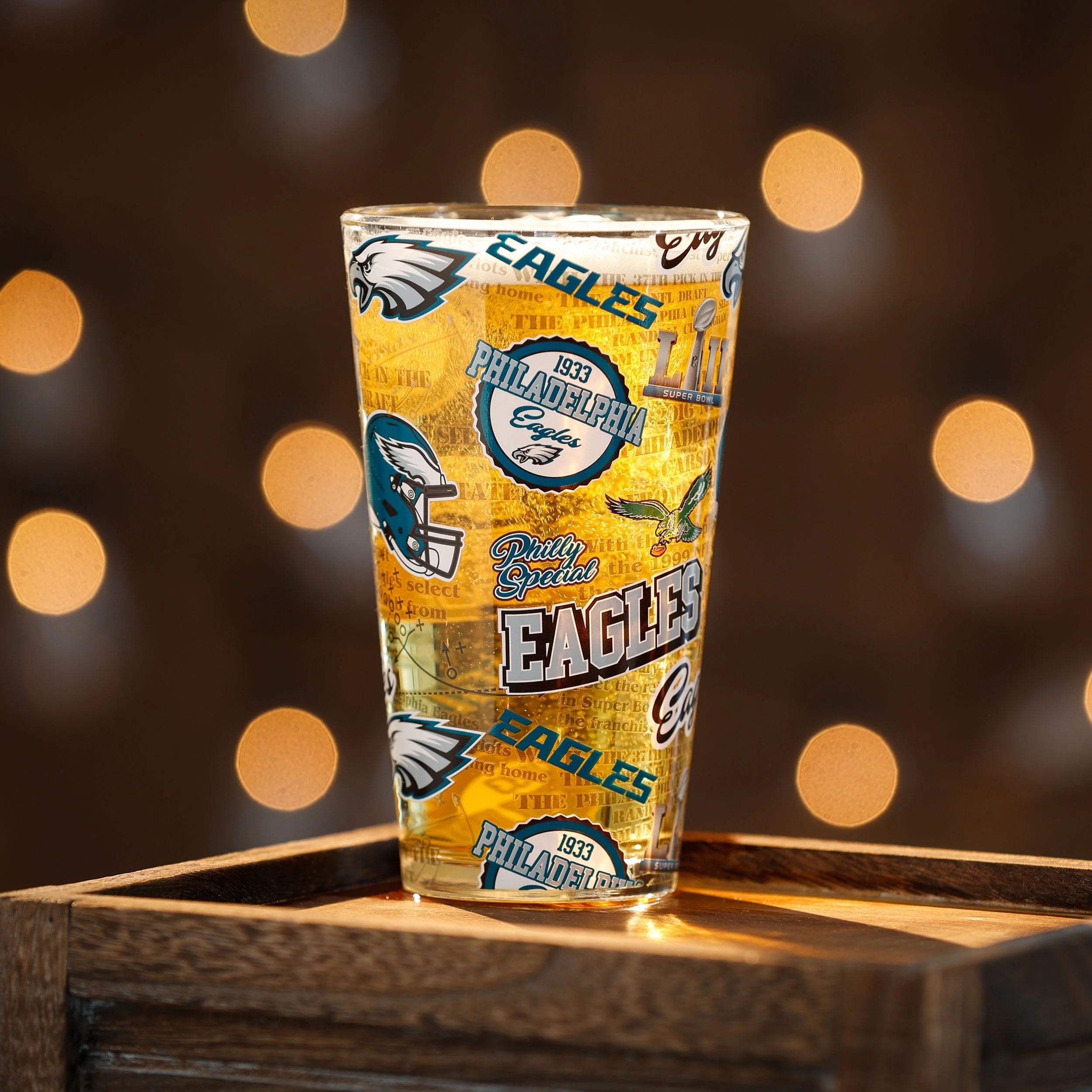 Philadelphia Eagles NFL Historic Print Pint Glass - Image 2