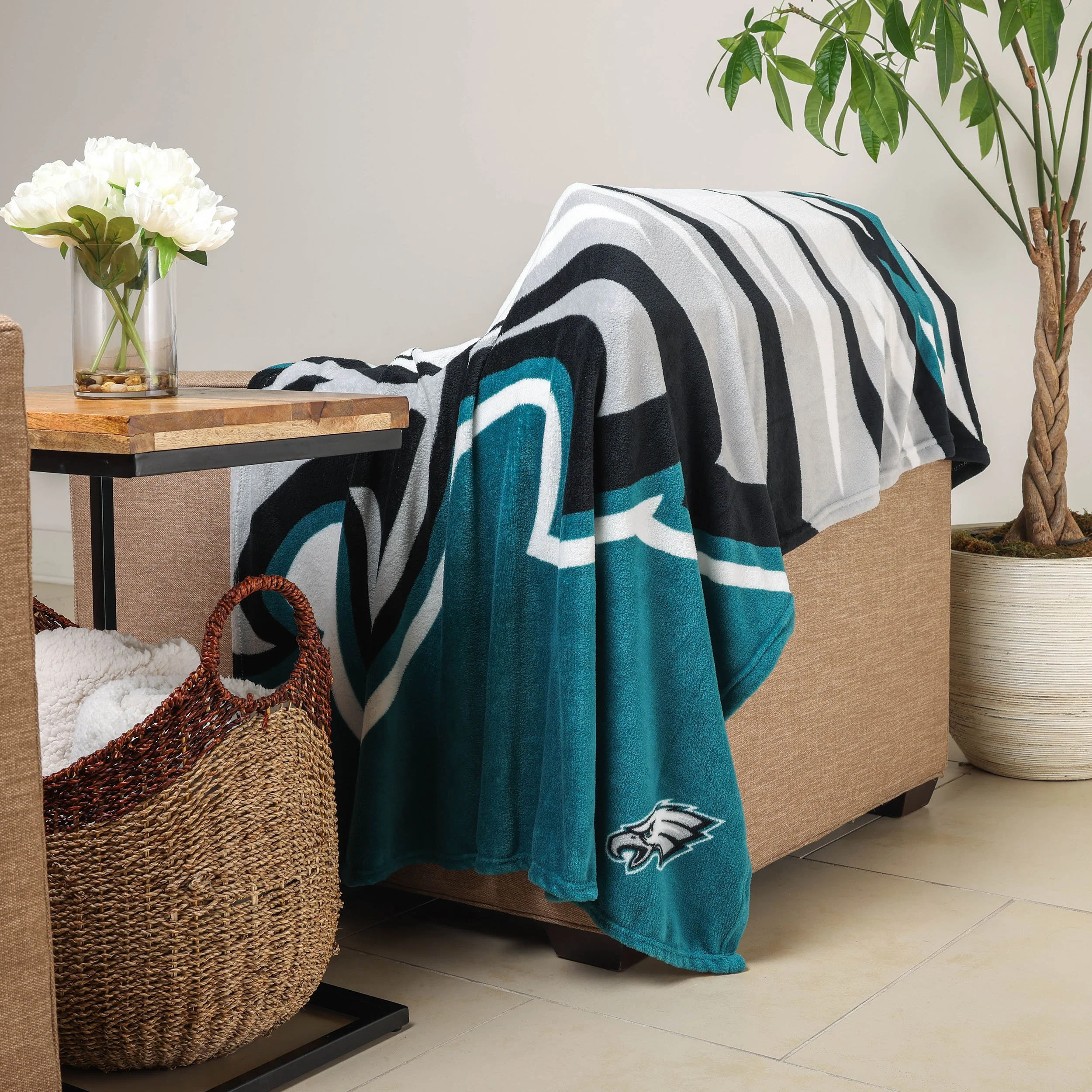 Philadelphia Eagles NFL Supreme Slumber Plush Throw Blanket - Image 2